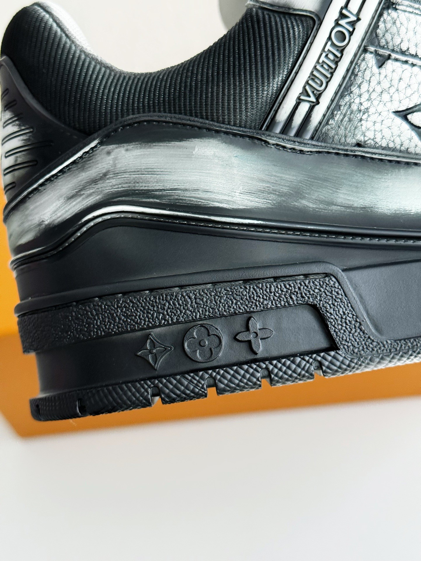 LOUIS VUITTON TRAINER SNEAKERS