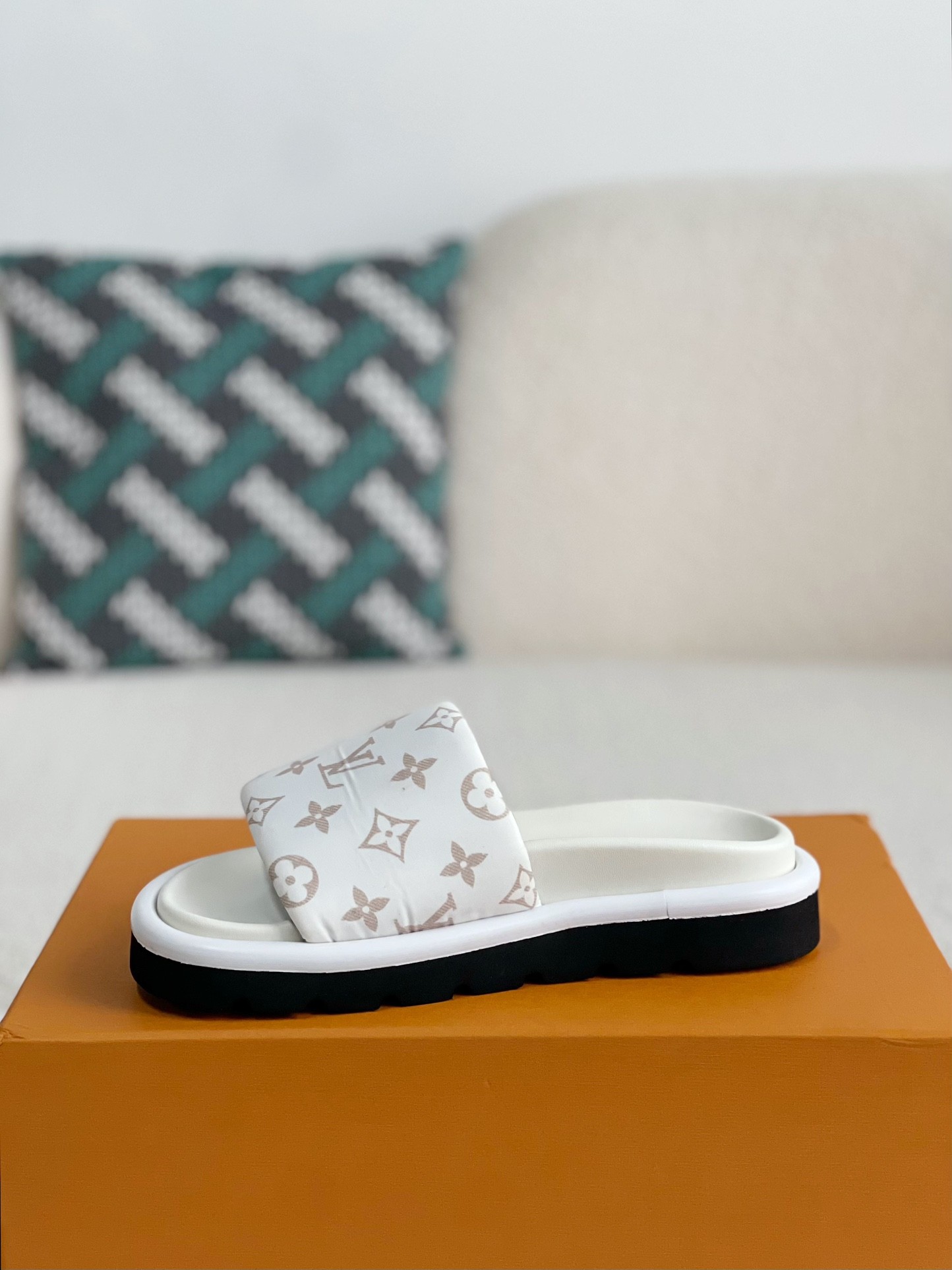 「#2998」LOUIS VUITTON SLIPPERS