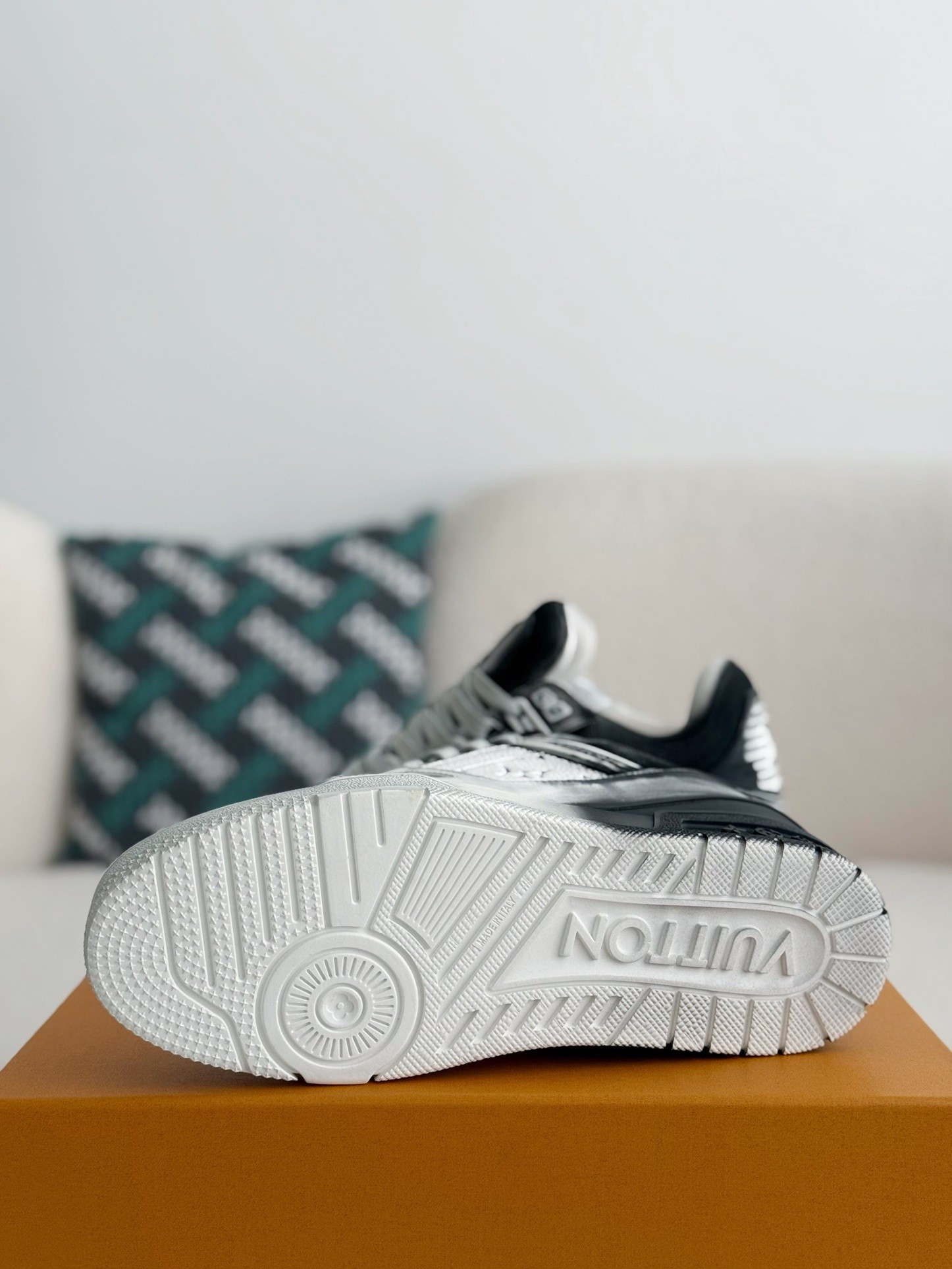 LOUIS VUITTON TRAINER SNEAKERS