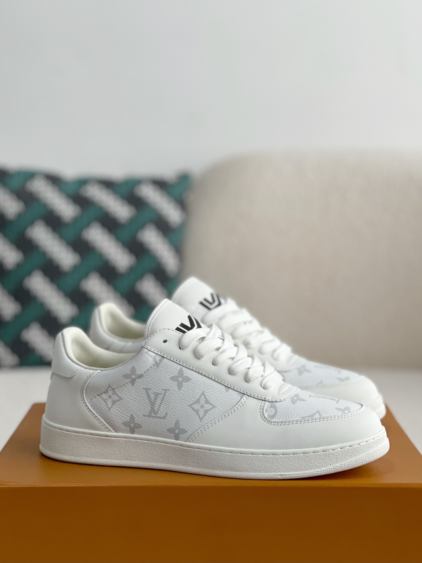 「#3217」LOUIS VUITTON RIVOLI SNEAKERS