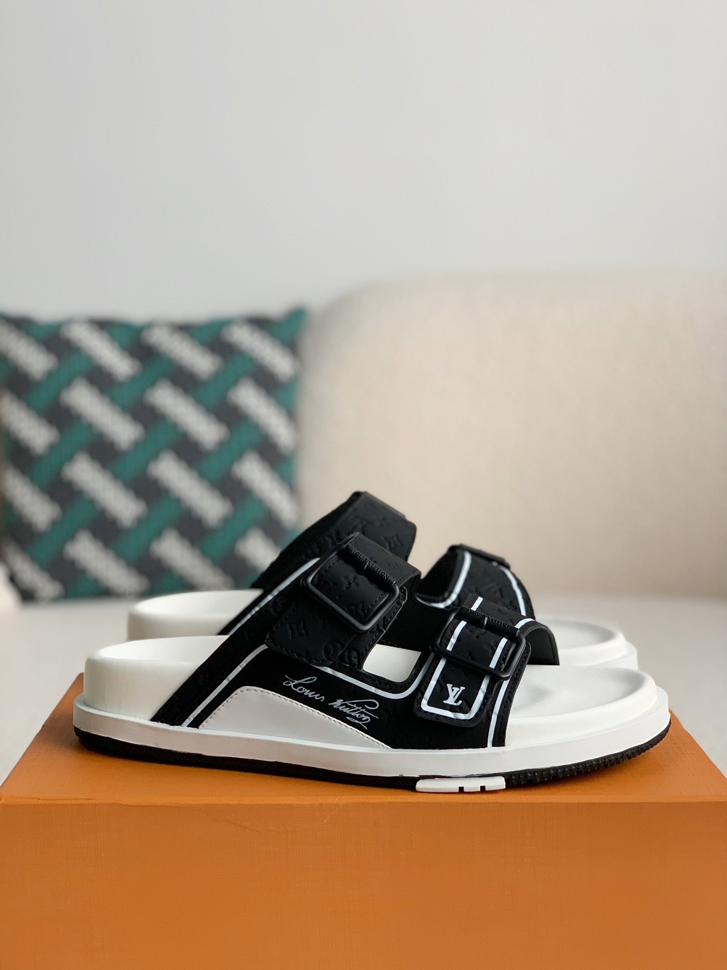 「#1019」LOUIS VUITTON  MAN SLIPPERS