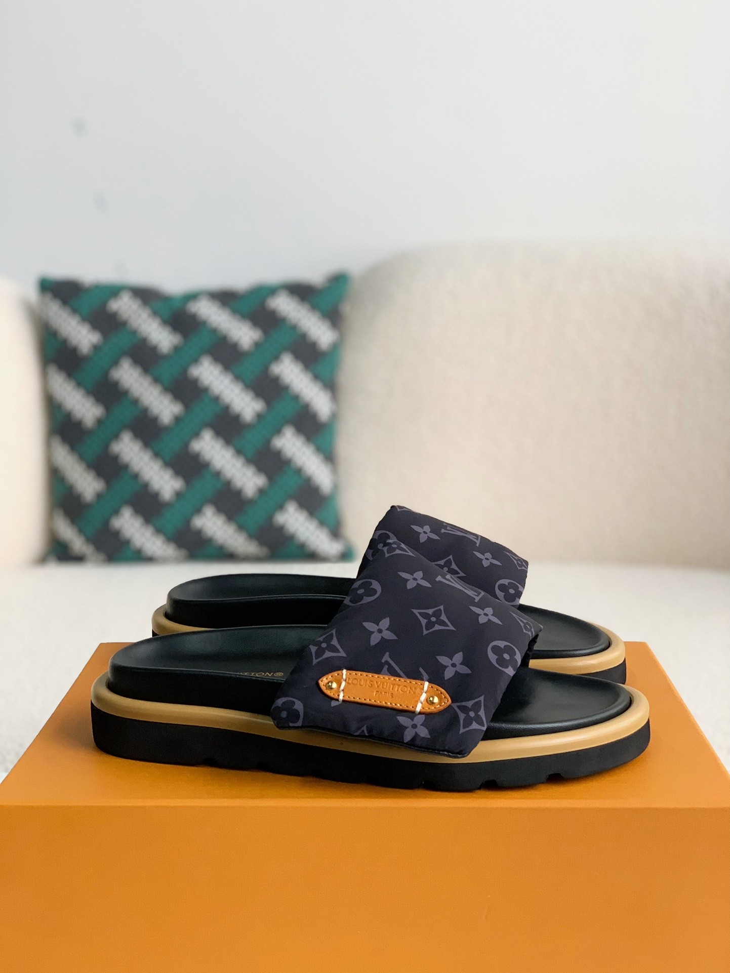 「#2435」LOUIS VUITTON SLIPPERS