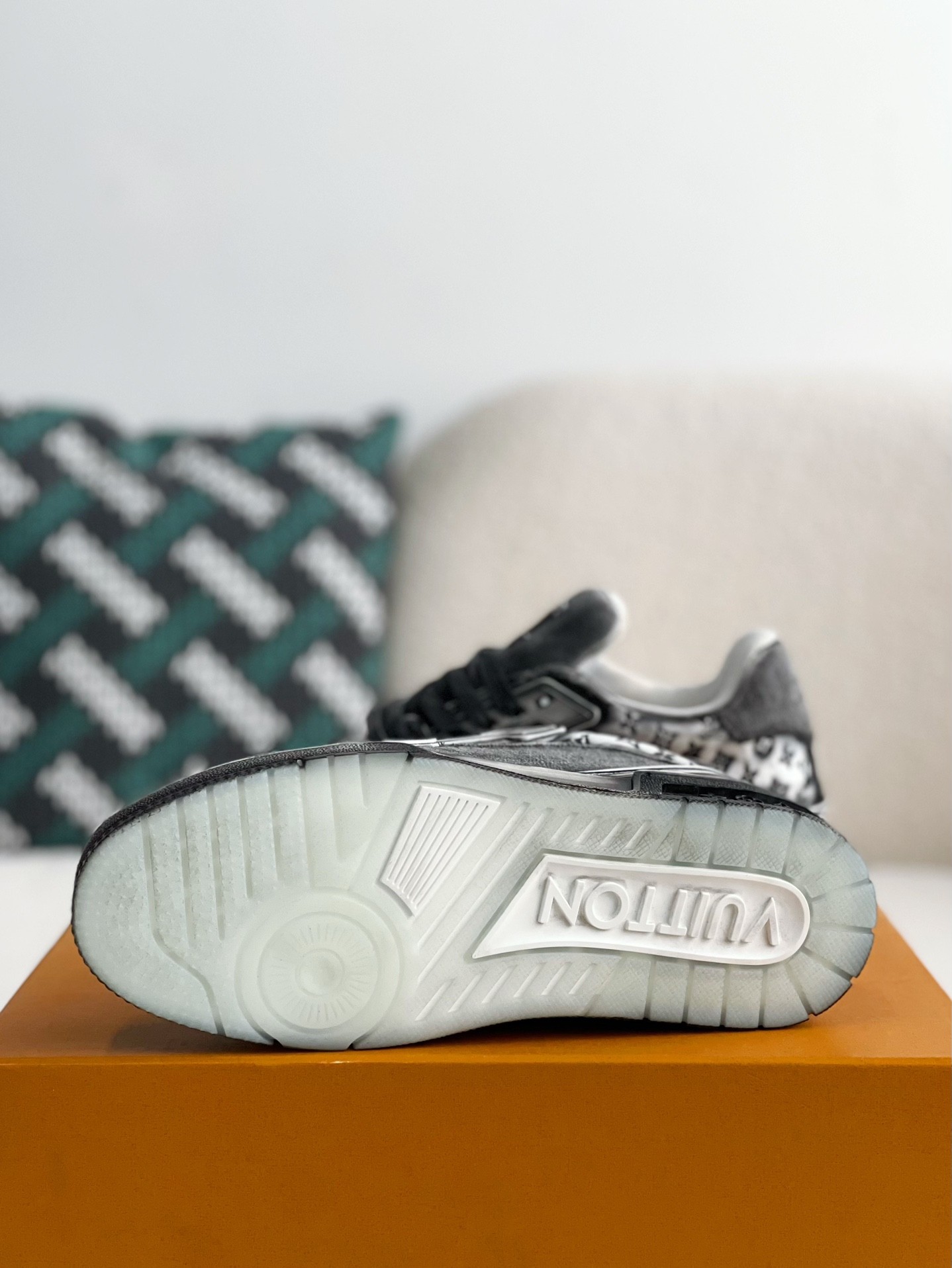 「#3320」 LOUIS VUITTON TRAINER SNEAKERS