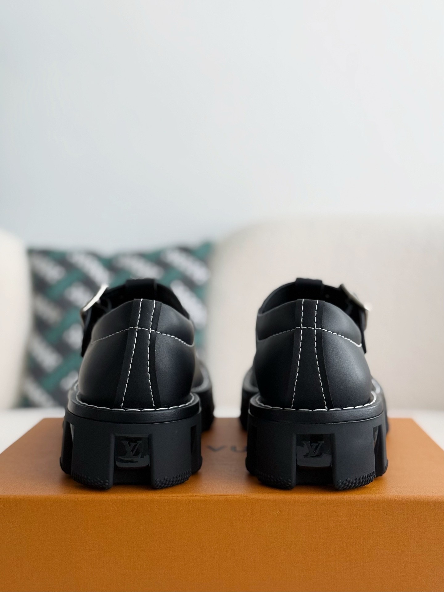 「#3875」 LOUIS VUITTON Cow leather/Round head buckle Casual Shoes