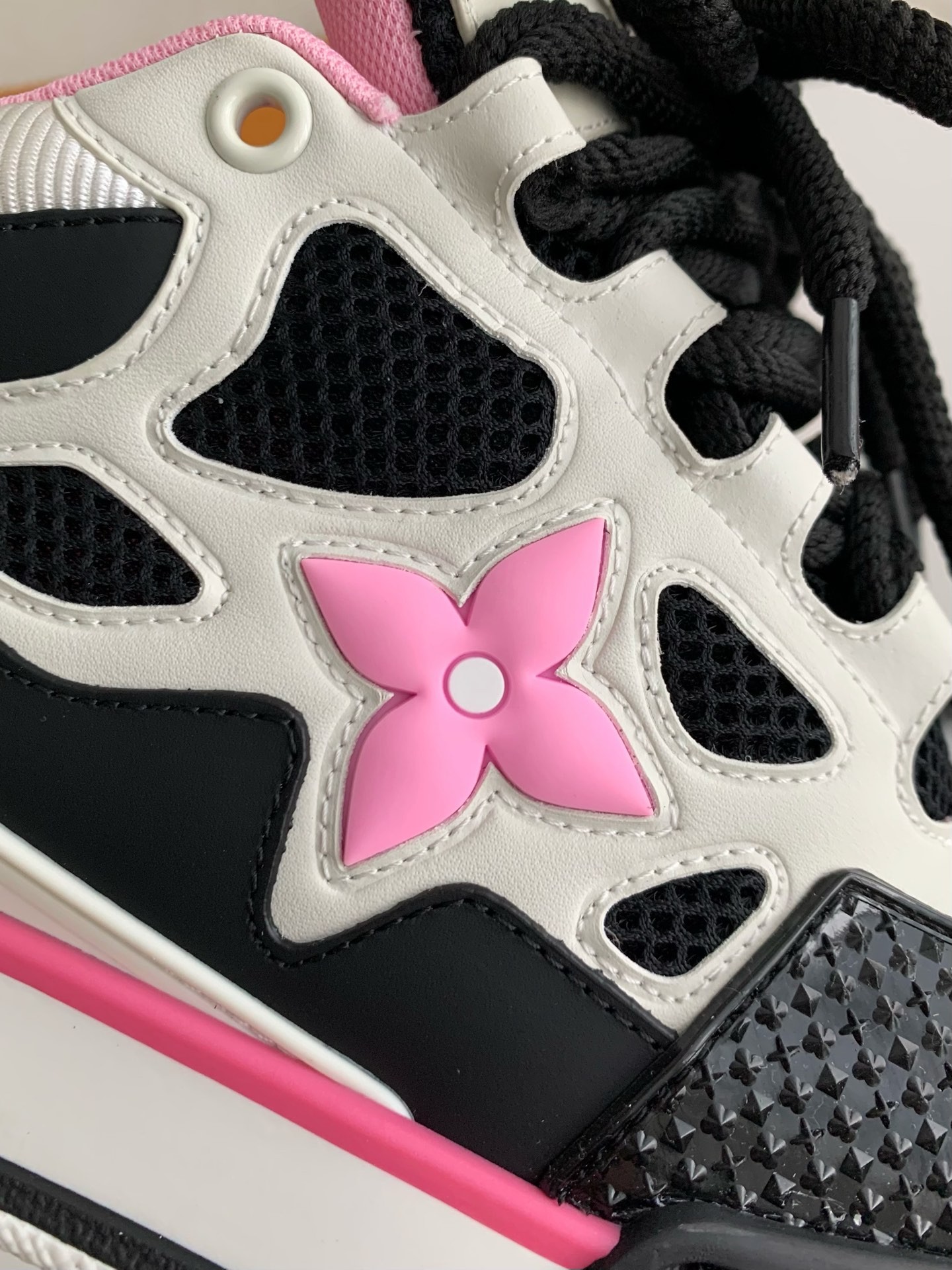 LOUIS VUITTON SKATE SNEAKERS