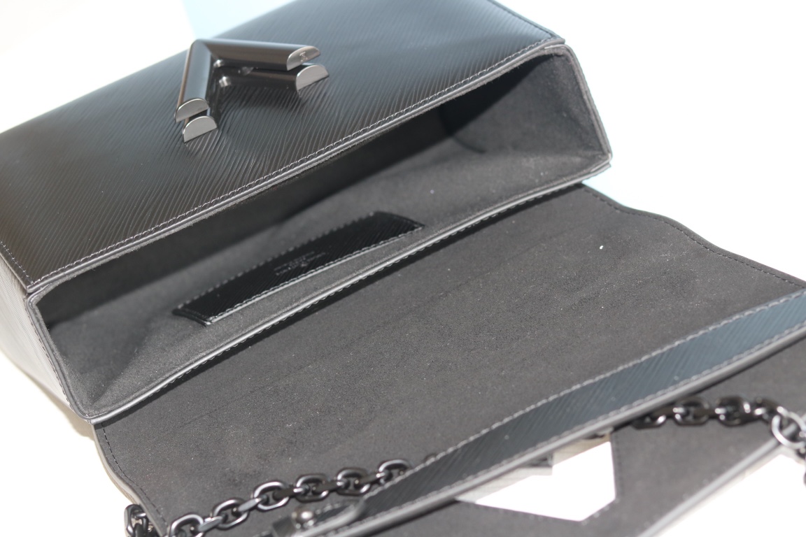 Twist Medium Handbag Black Size 23*18*8cm