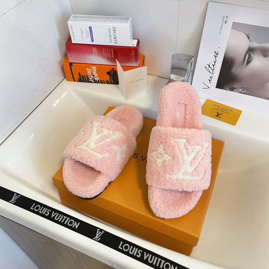 Plush slippers   size:EU35-EU42