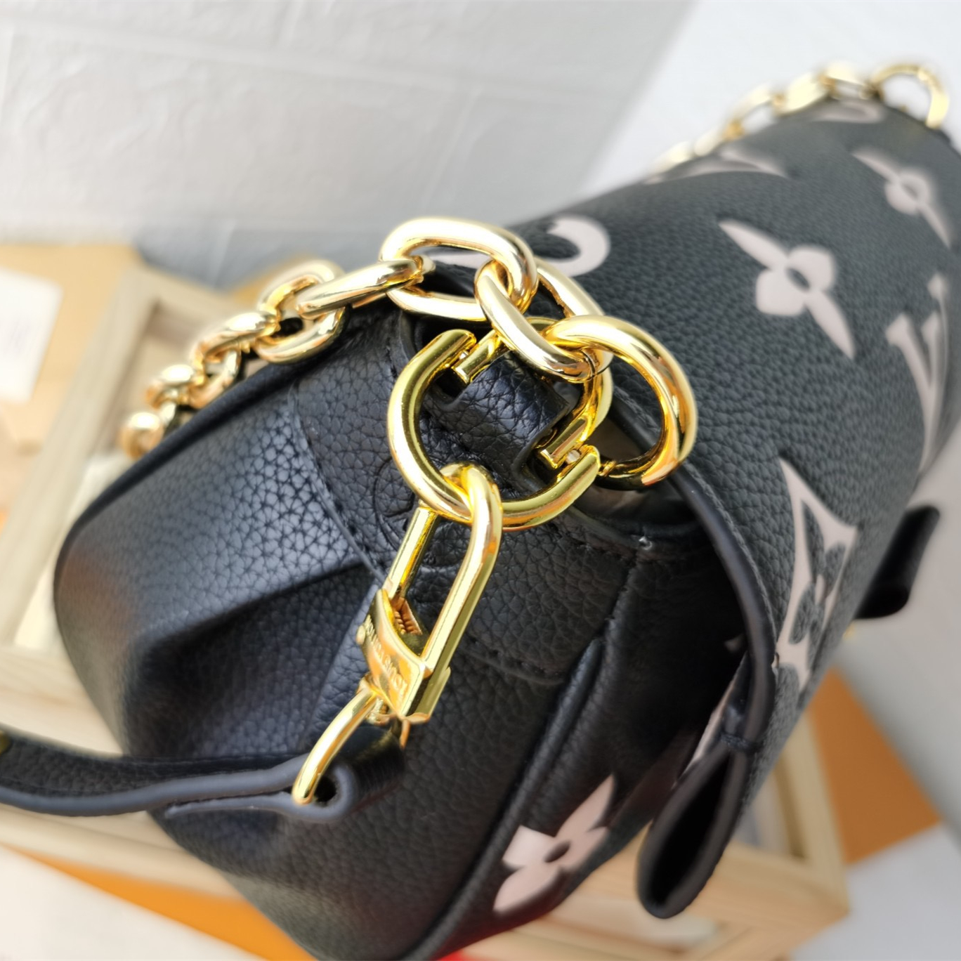 Favorite Handbag Black&Beige Size 24*14* 9cm