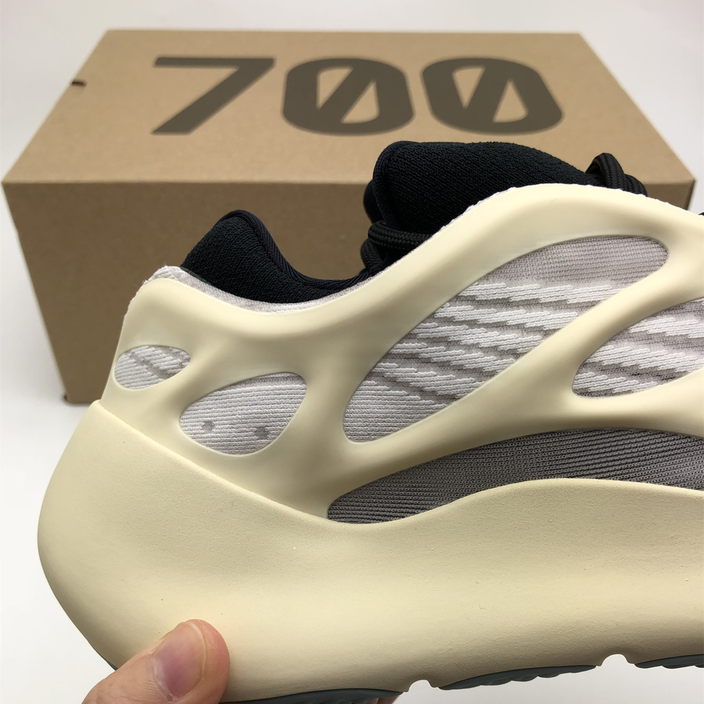 Yeezy Boost 700V3 EU36-EU46 / US3.5-US11