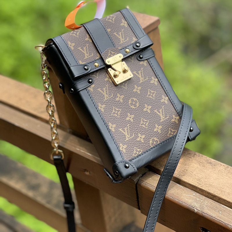 Trunk Vertical Chain Bag Mobile Phone Bag Size11*17.5*3.5cm