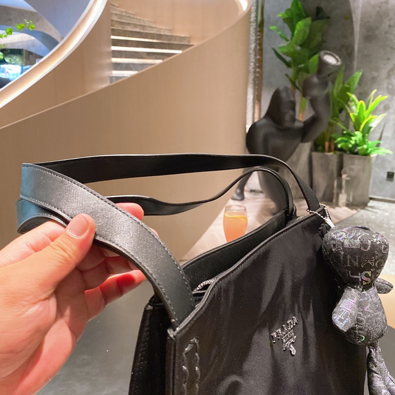 Women's Casual Nylon Waterproof Cloth Bag Size 40 * 15 * 38cm