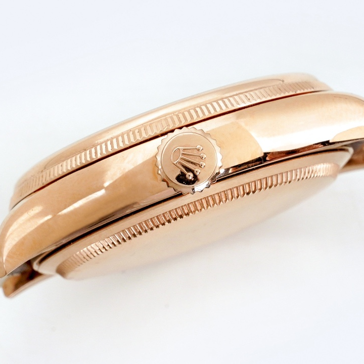 EW Cellini Log 39 diameter 39 mm, thickness 12.5 mm.