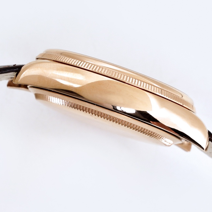 EW Cellini Log 39 diameter 39 mm, thickness 12.5 mm.