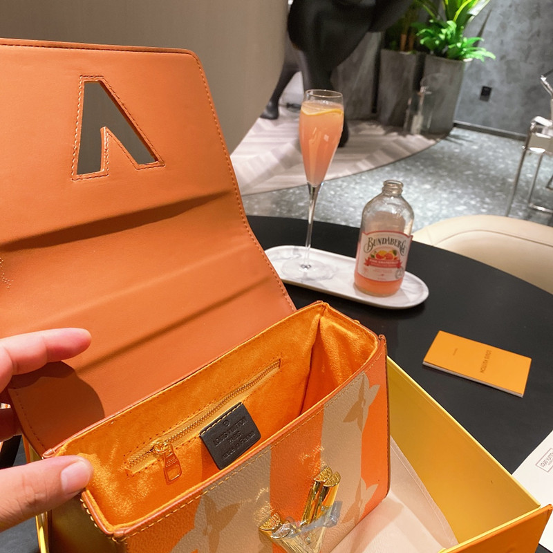 TWIST Colorwork Graffiti Fashion Twist Lock Design Women's Bag Size 23 * 17cm