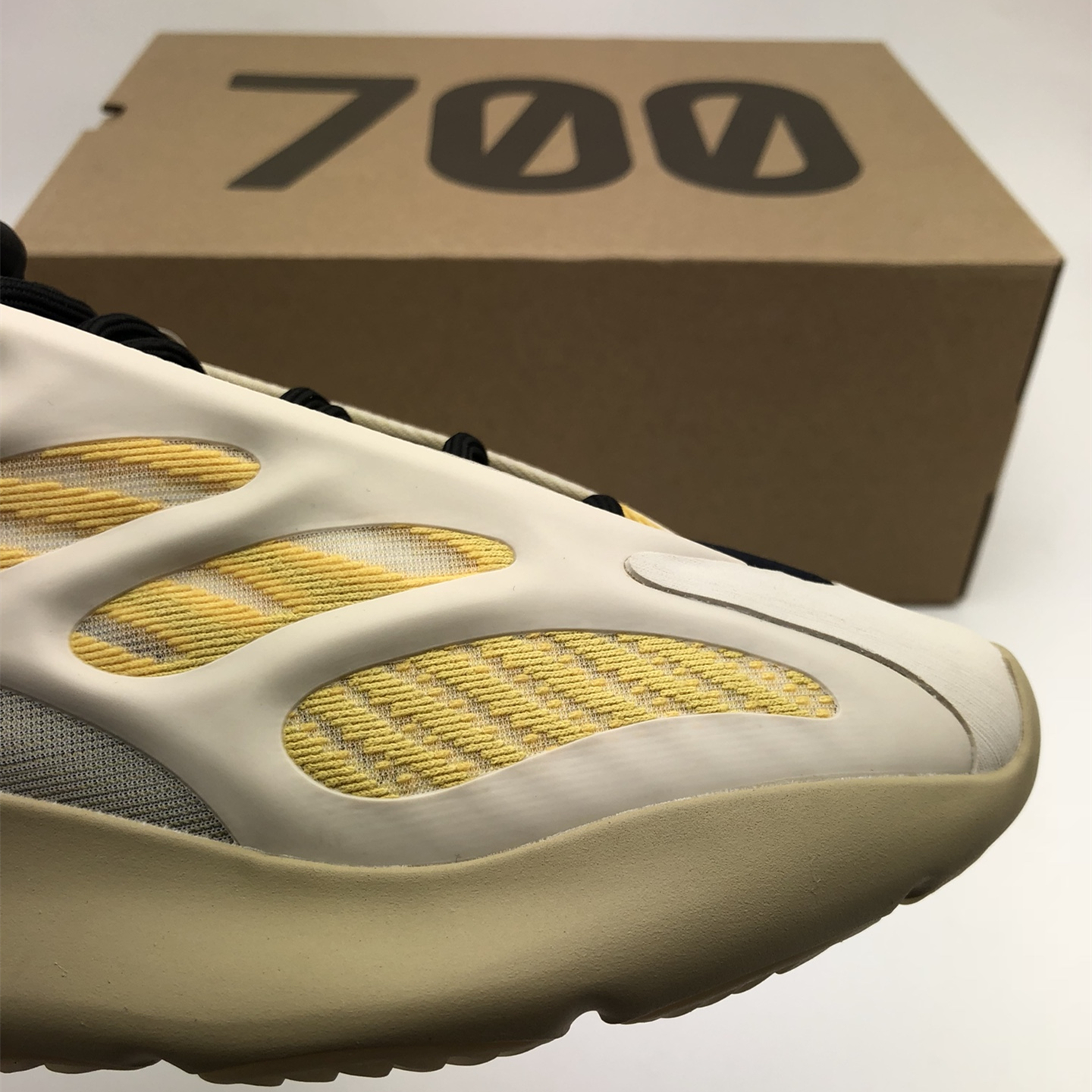 Yeezy Boost 700V3 EU36-EU46 / US3.5-US11