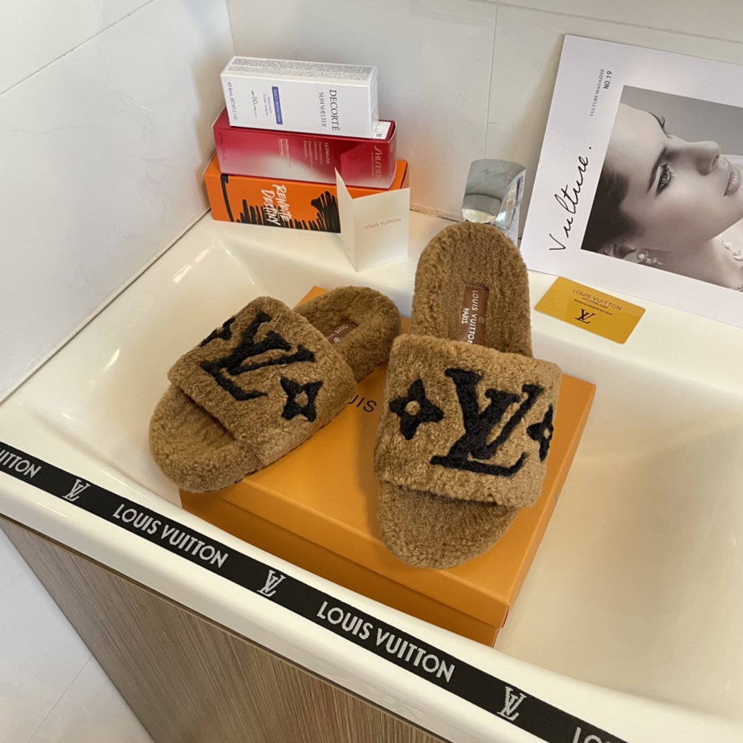 Plush slippers   size:EU35-EU42