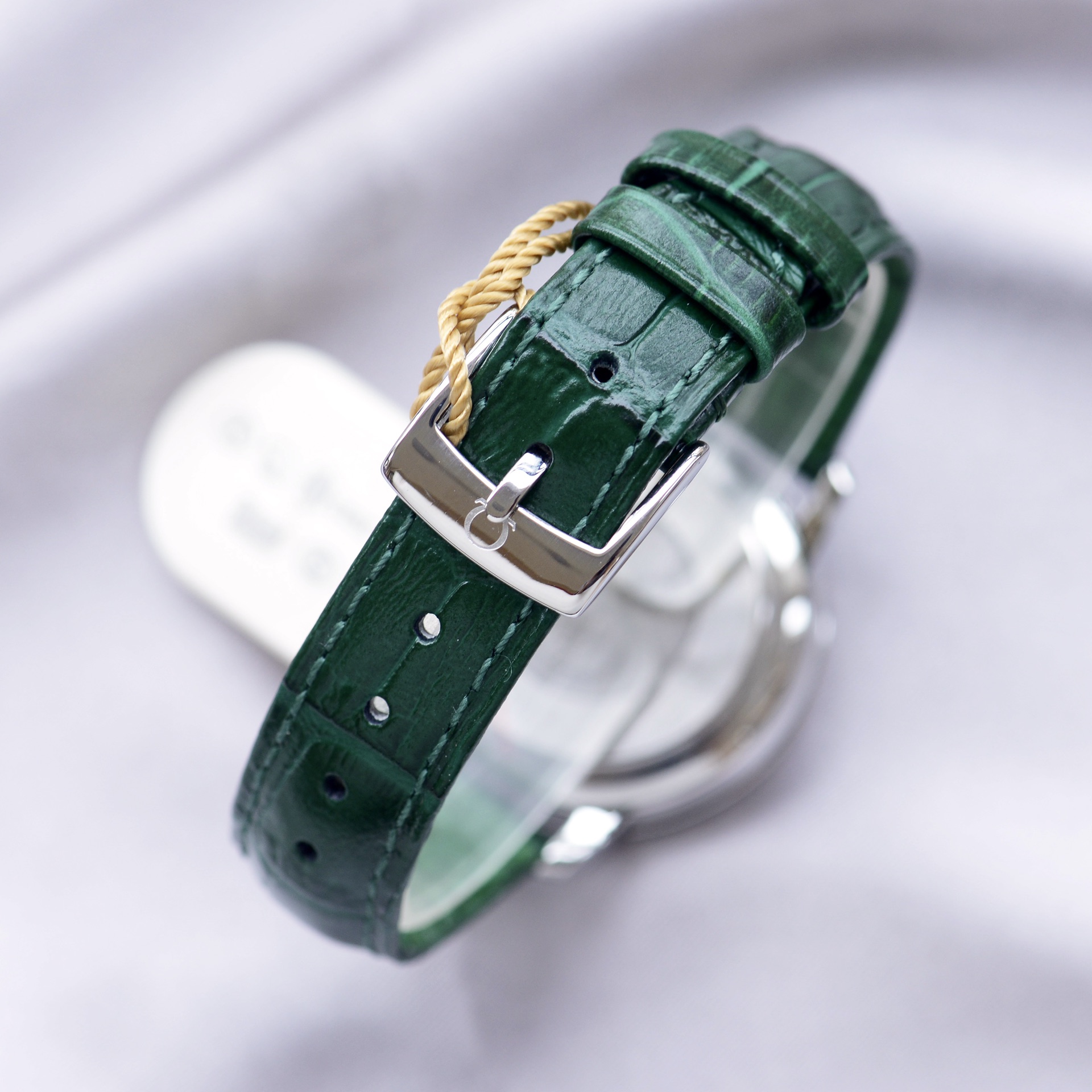Quartz Watches ,The strap comes in your choice of 5 colors