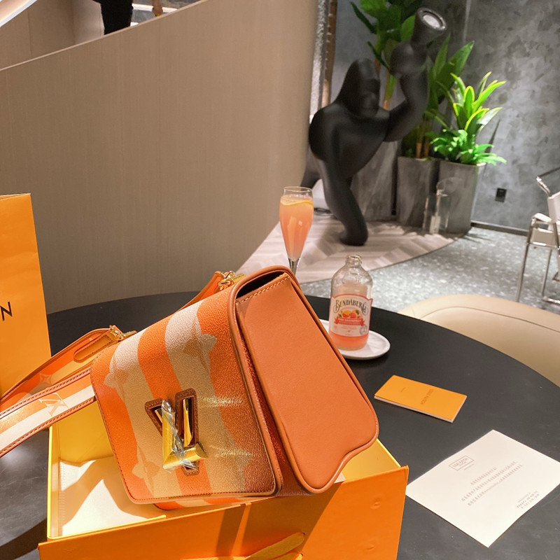 TWIST Colorwork Graffiti Fashion Twist Lock Design Women's Bag Size 23 * 17cm