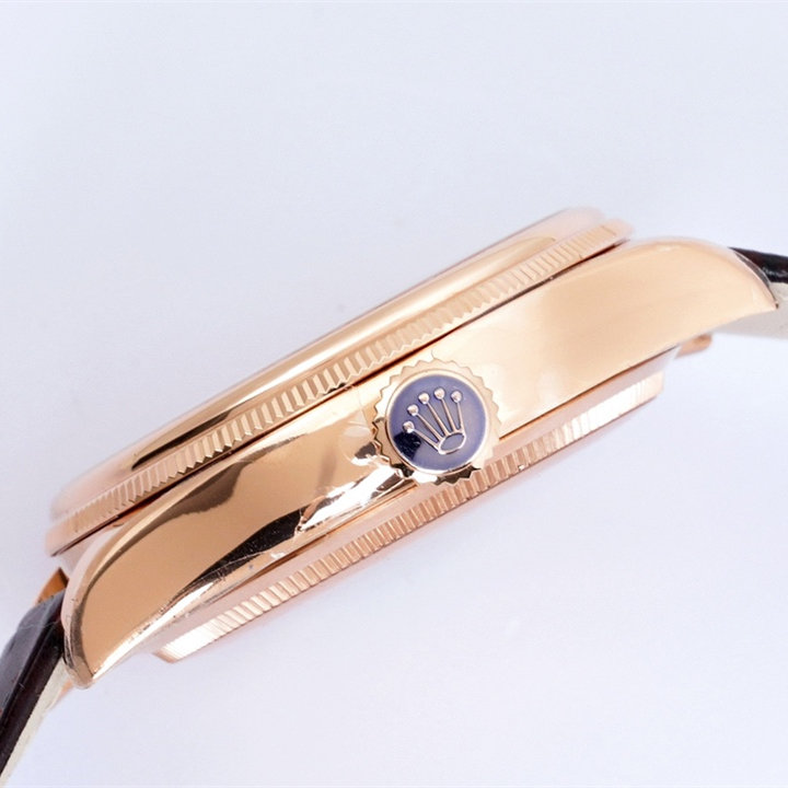 EW Cellini Log 39 diameter 39 mm, thickness 12.5 mm.