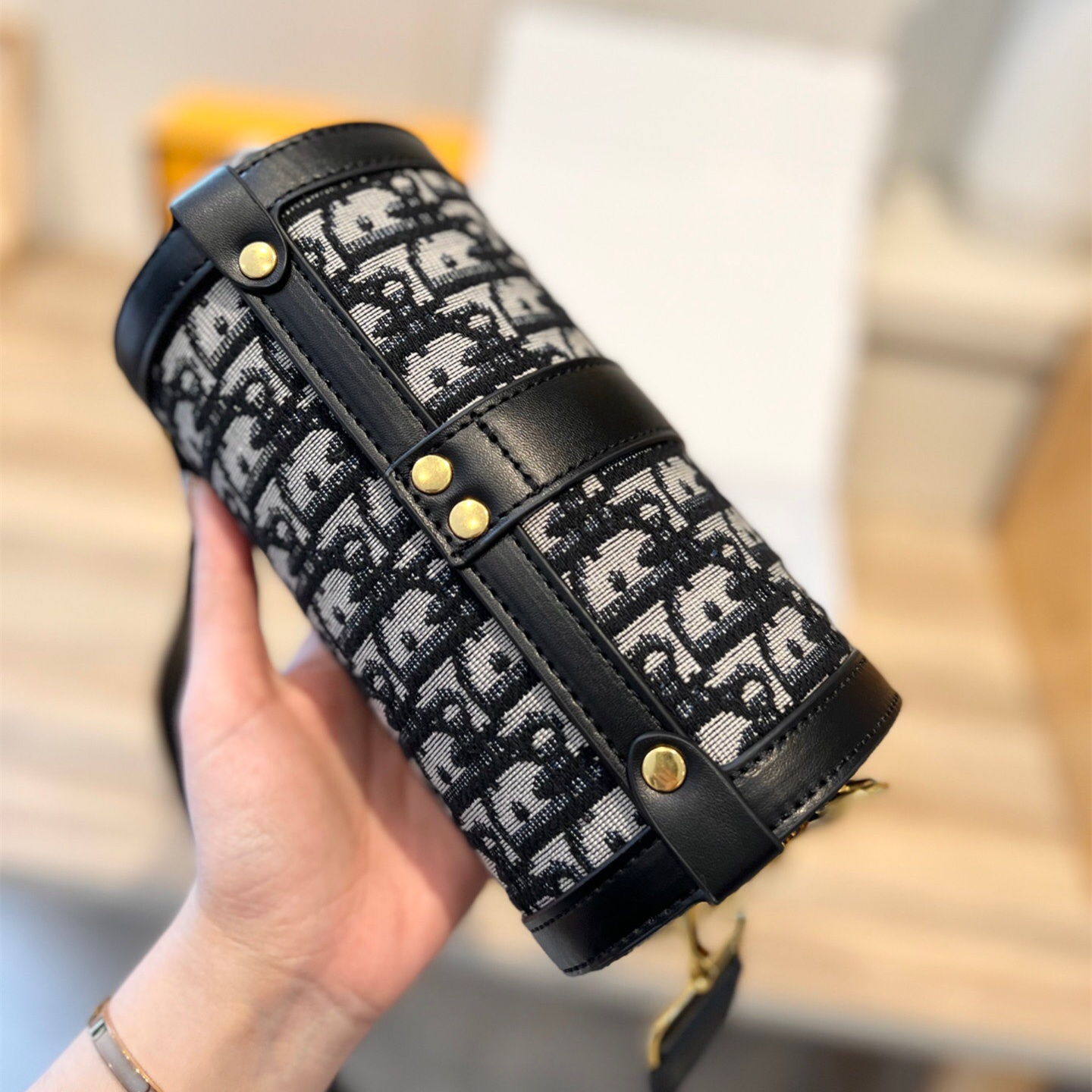 Bags size:20*10*10cm