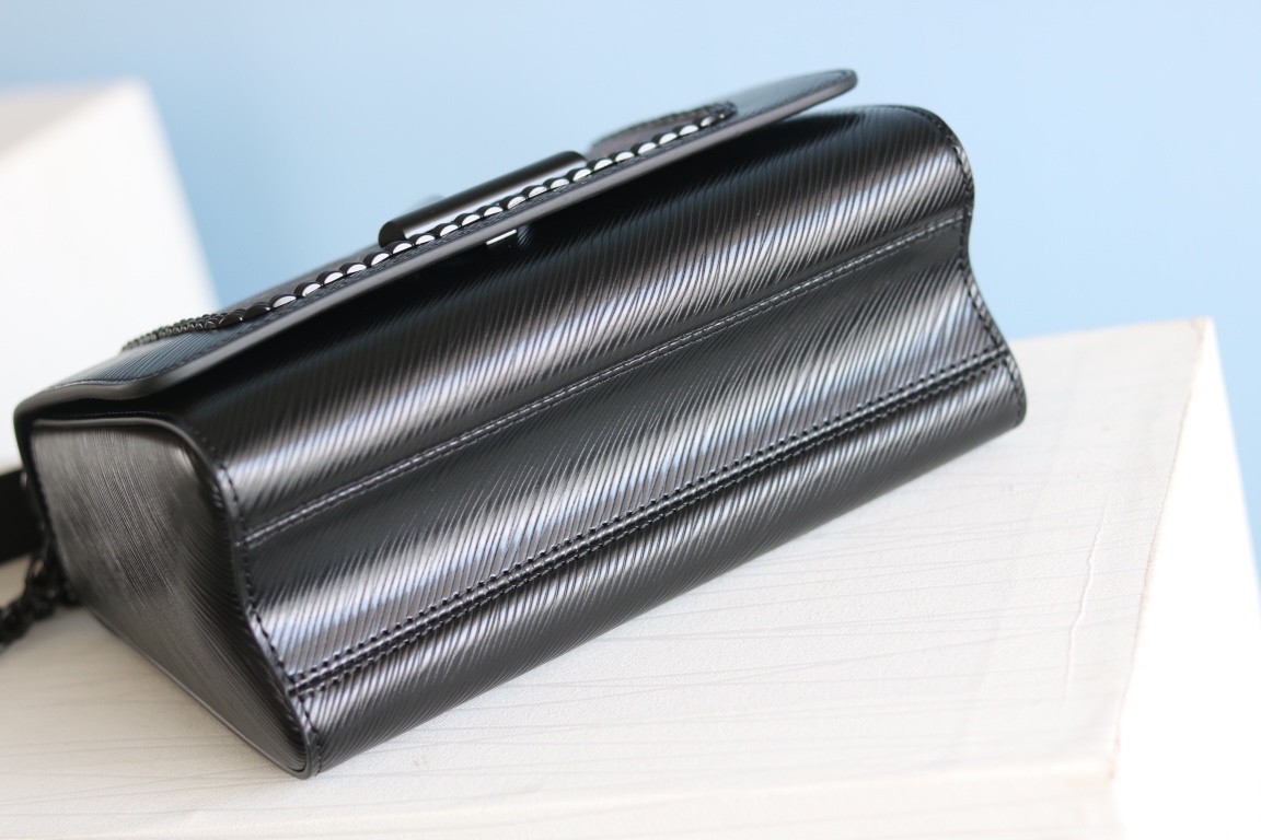 Twist Medium Handbag Black Size 23*18*8cm