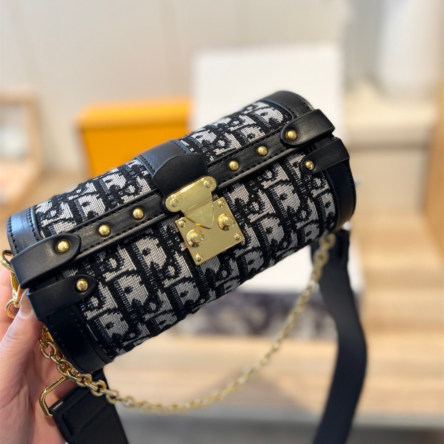 Bags size:20*10*10cm