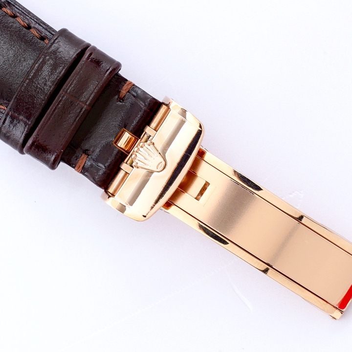 EW Cellini Log 39 diameter 39 mm, thickness 12.5 mm.