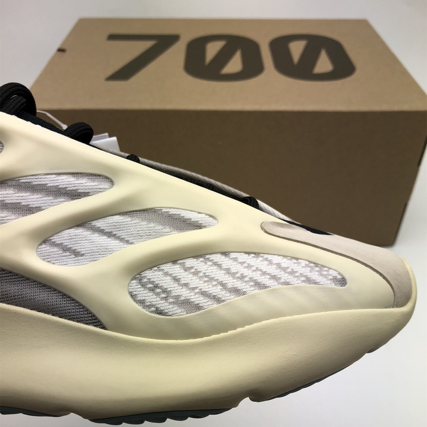 Yeezy Boost 700V3 EU36-EU46 / US3.5-US11