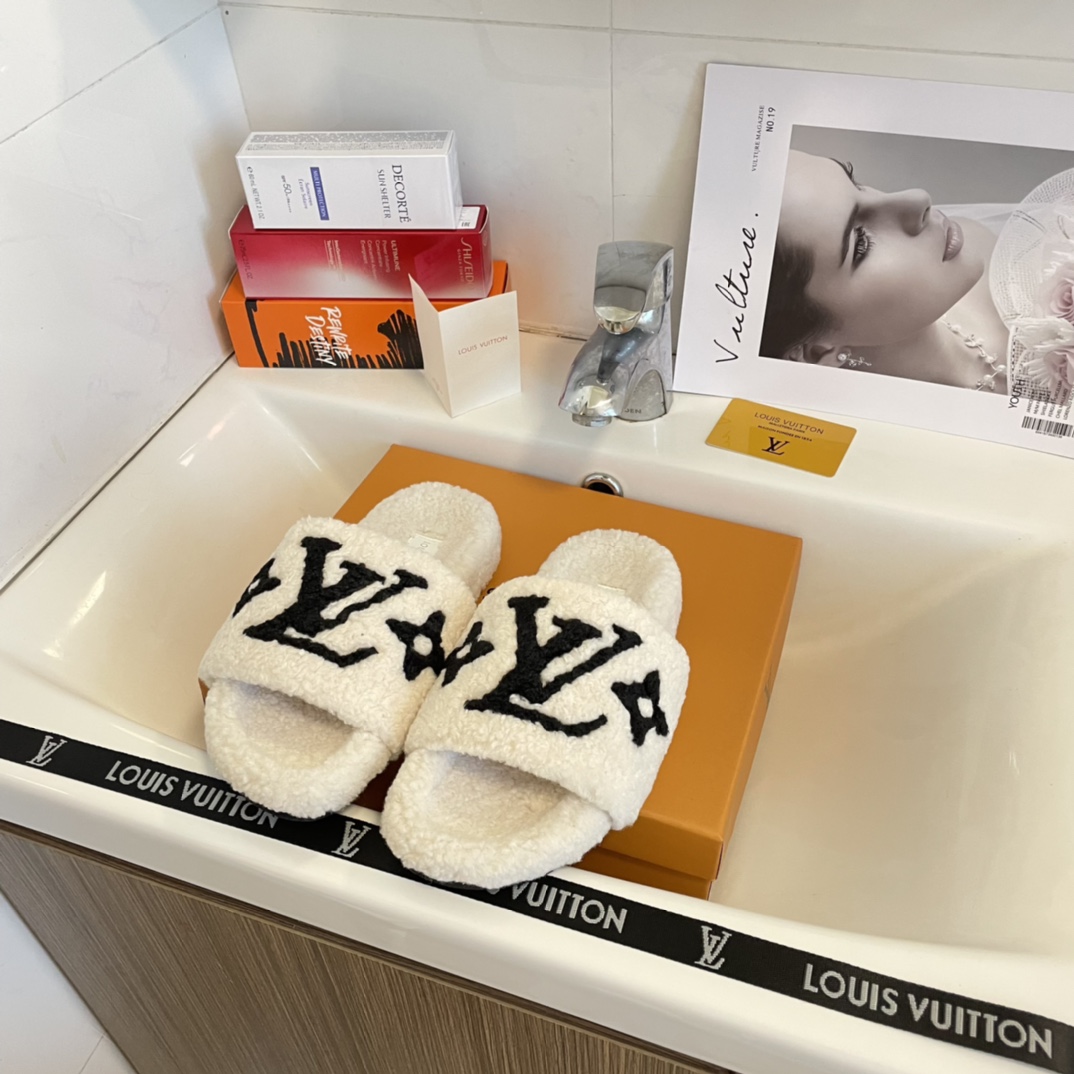 Plush slippers   size:EU35-EU42