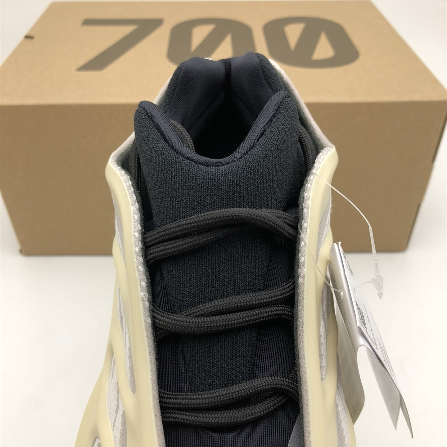 Yeezy Boost 700V3 EU36-EU46 / US3.5-US11