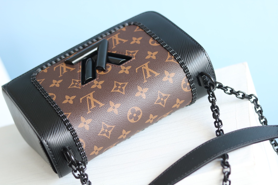 Twist Medium Handbag Black Size 23*18*8cm