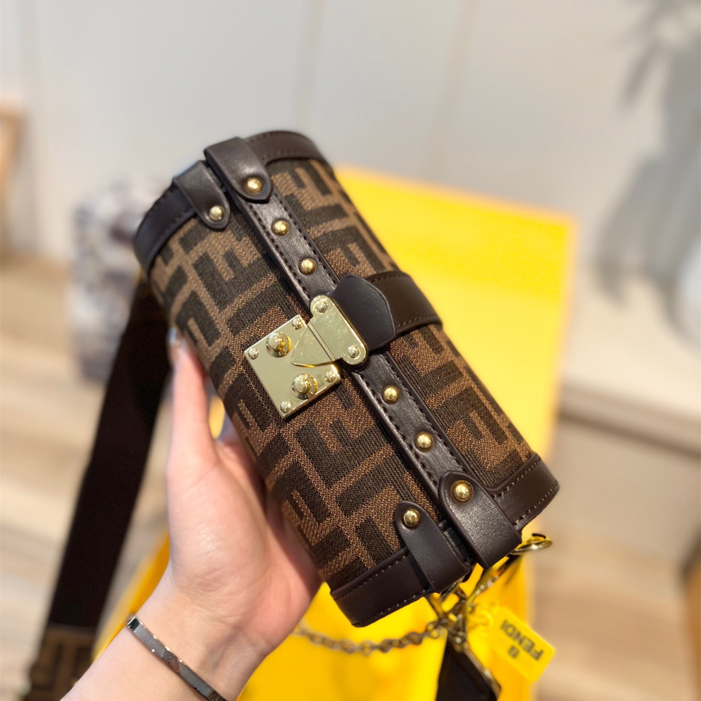 Bags size:20*10*10cm