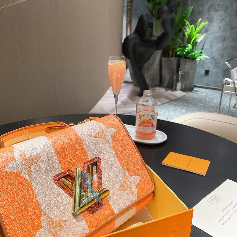 TWIST Colorwork Graffiti Fashion Twist Lock Design Women's Bag Size 23 * 17cm