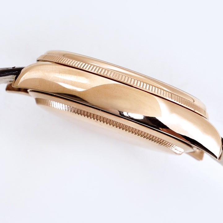 EW Cellini Log 39 diameter 39 mm, thickness 12.5 mm.