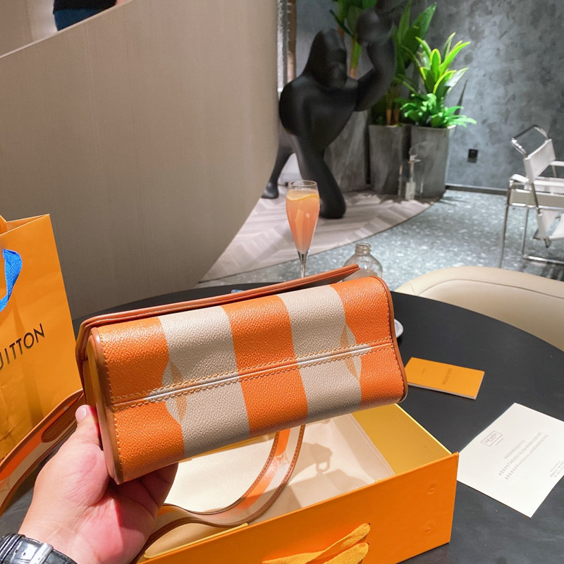 TWIST Colorwork Graffiti Fashion Twist Lock Design Women's Bag Size 23 * 17cm