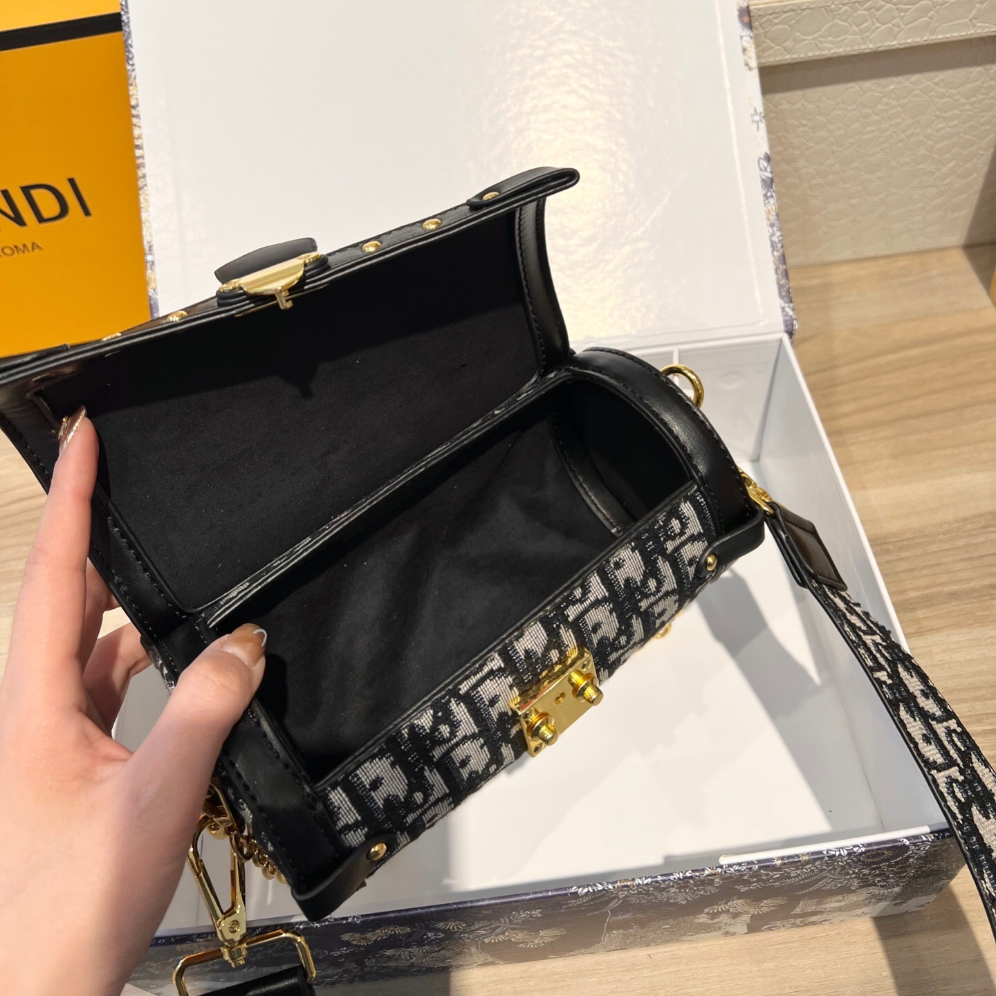 Bags size:20*10*10cm