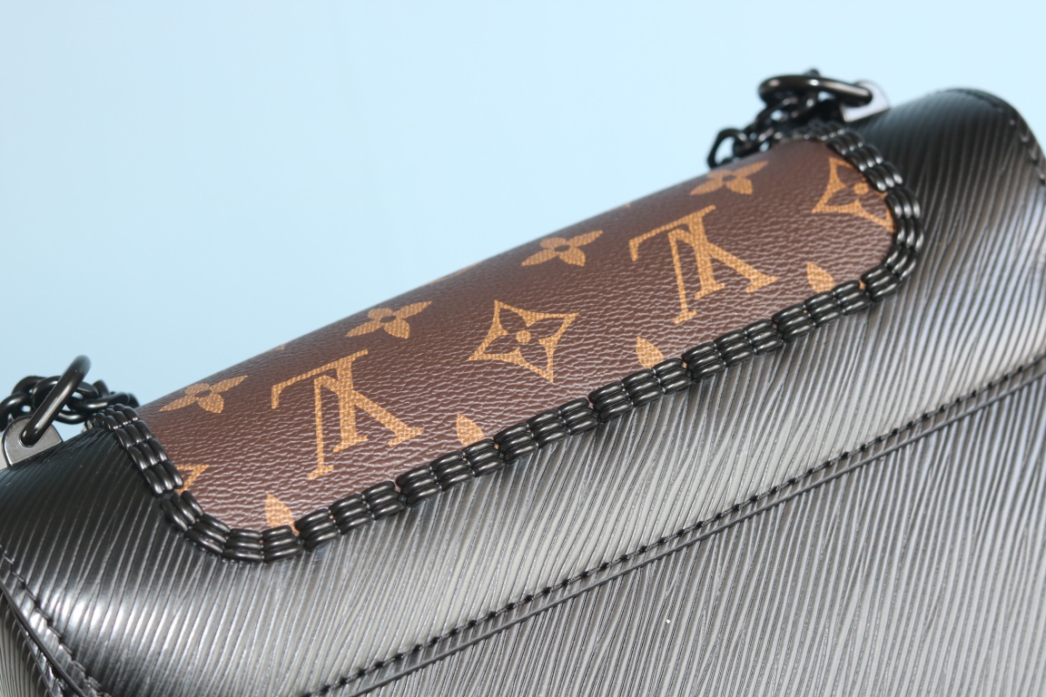 Twist Medium Handbag Black Size 23*18*8cm