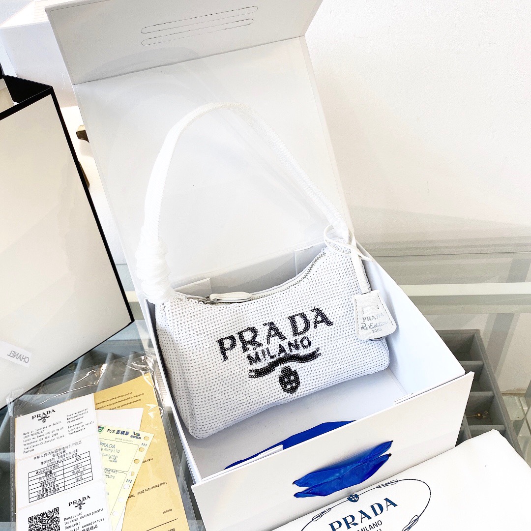 Re-Edition 2000 hobo Bag Size:22CM