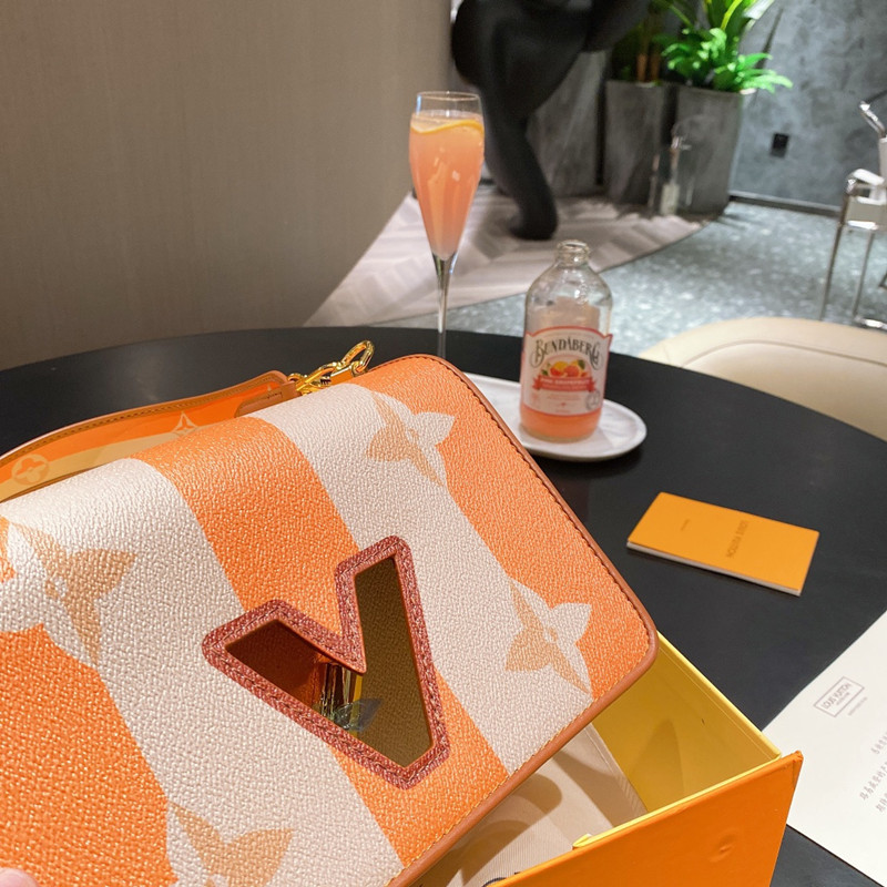 TWIST Colorwork Graffiti Fashion Twist Lock Design Women's Bag Size 23 * 17cm