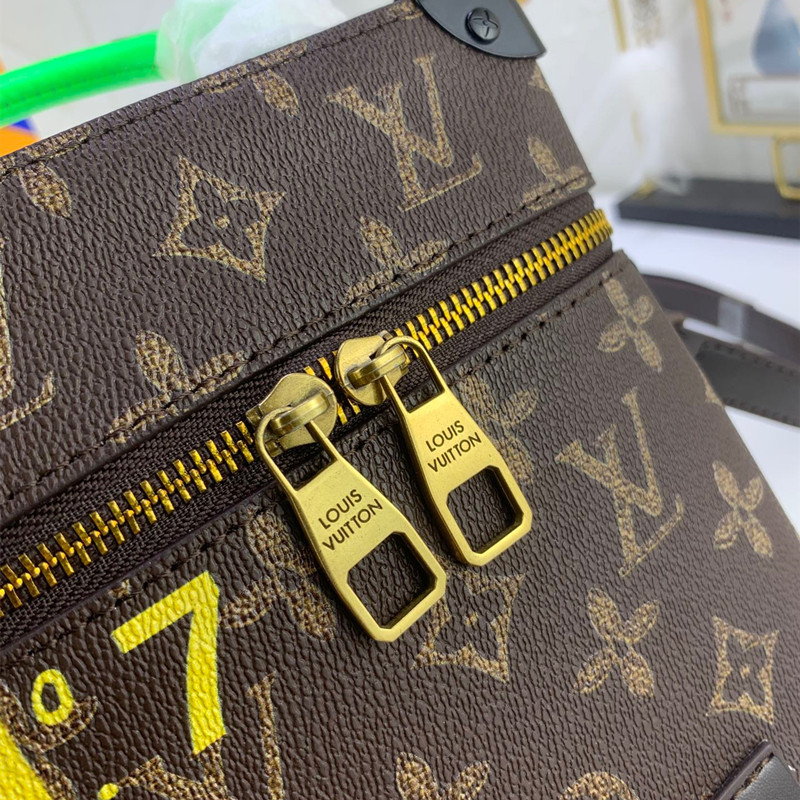 Vertical Box Trunk Bag Men's Mobile Phone Bag Size 15.5*22*7.5 cm