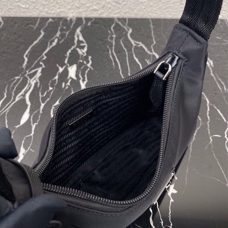 Hobo Underarm Bag Women's Nylon Shoulder Bag Size 23*13*5 cm