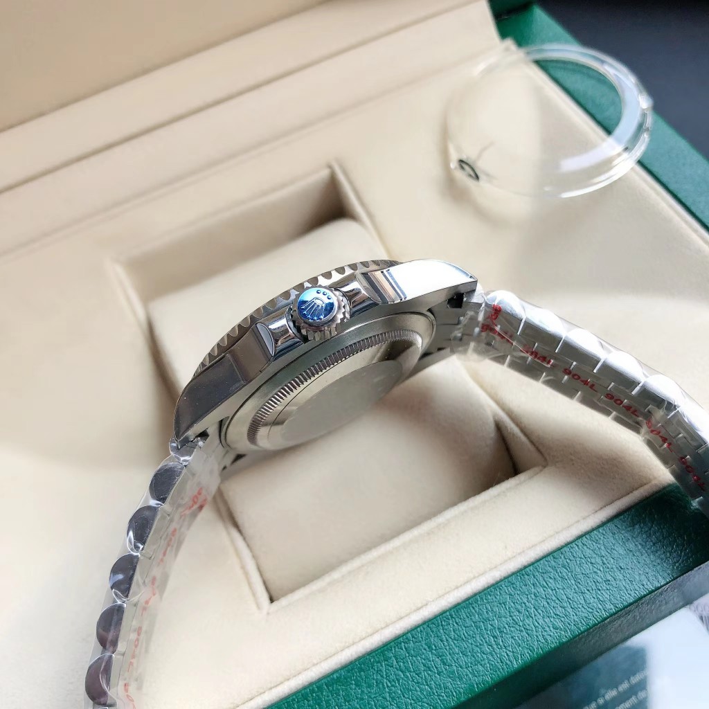 316 Stainless Steel Case With Scratch-resistant Sapphire Crystal