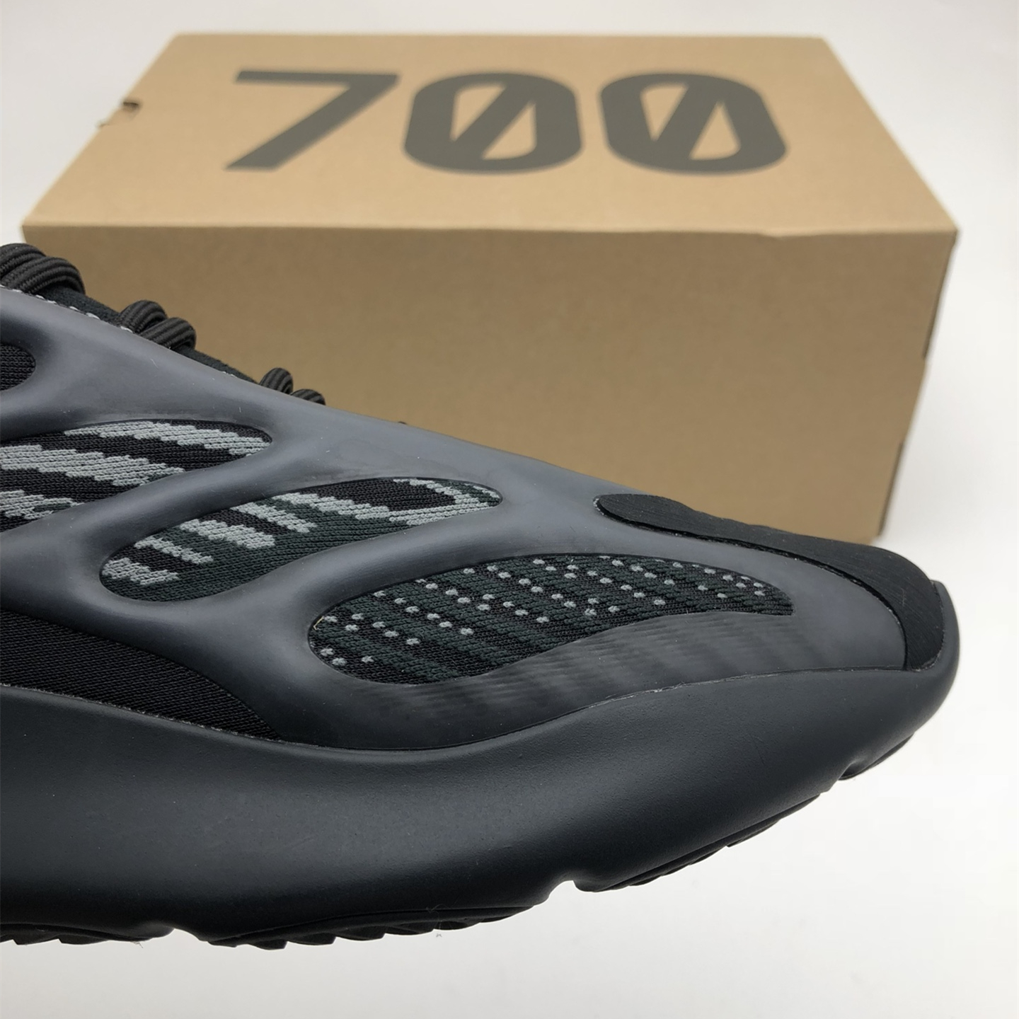 Yeezy Boost 700V3 EU36-EU46 / US3.5-US11