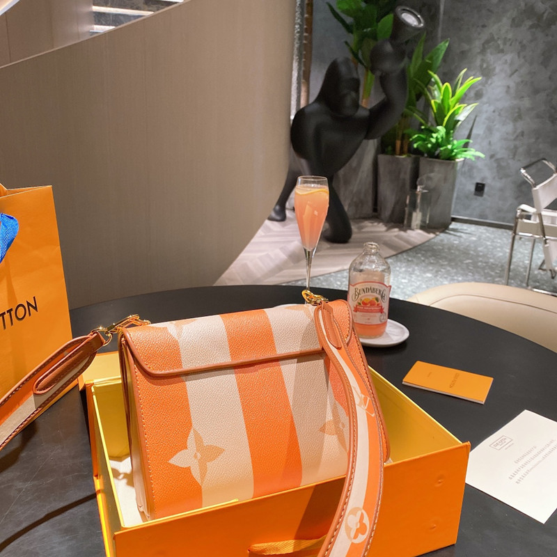 TWIST Colorwork Graffiti Fashion Twist Lock Design Women's Bag Size 23 * 17cm