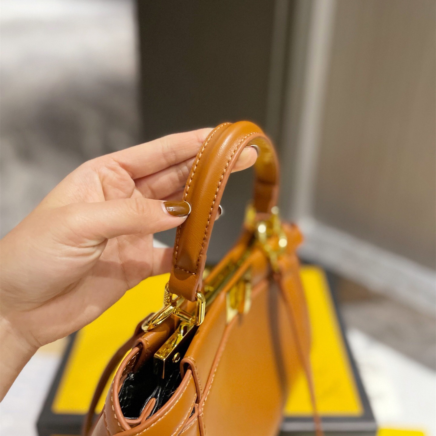 Peekaboo Small Bag Size:23cm