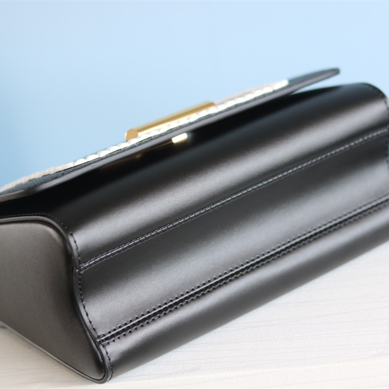 Twist Medium Handbag bag Size 23*18*8cm