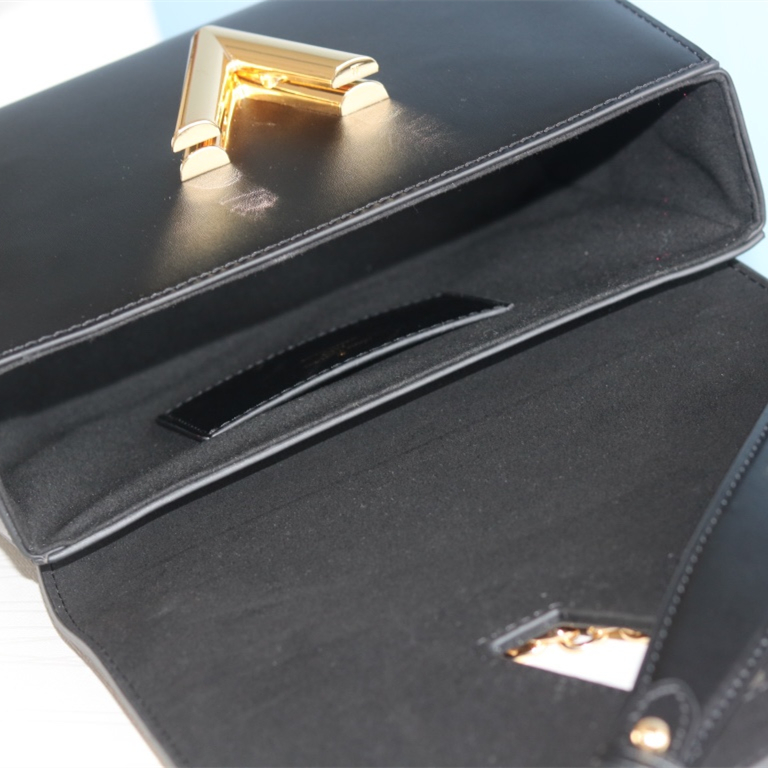 Twist Medium Handbag bag Size 23*18*8cm