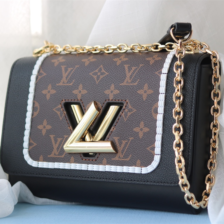 Twist Medium Handbag bag Size 23*18*8cm