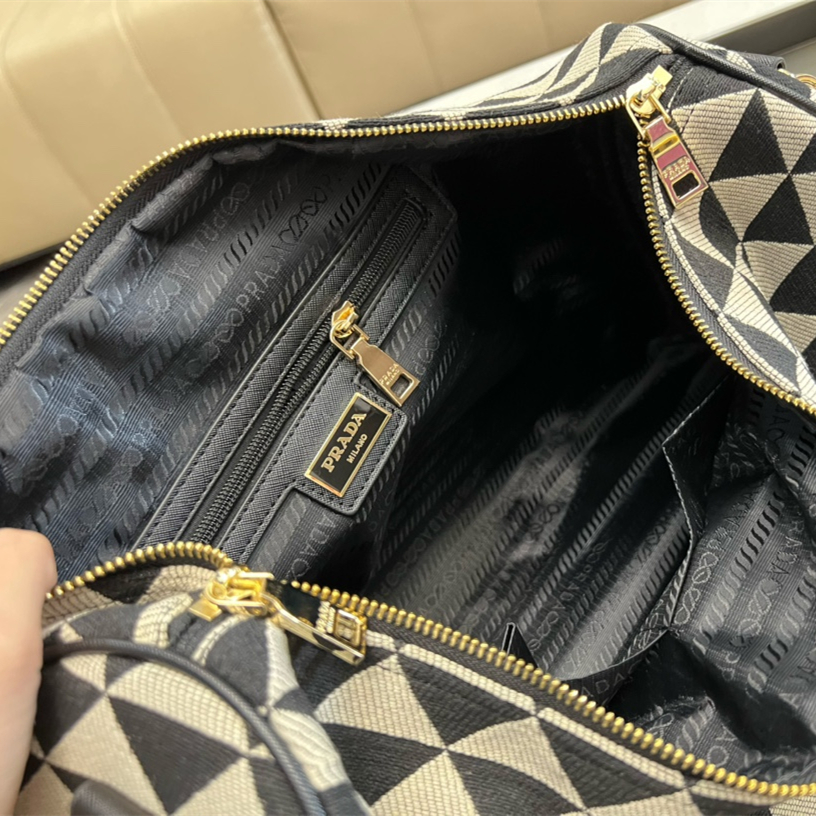 Travel bag  size:45 *26cm