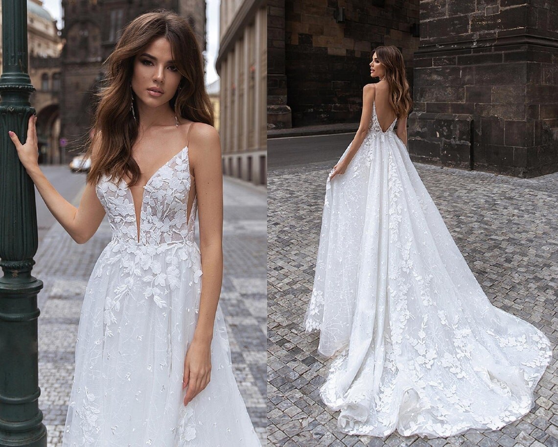 11623# Sleeveless A-Line Spaghetti Strap Lace V-Neck Sweep Train Bohemian Beach Open Back Wedding Dress Wedding Gown Bridal Gown